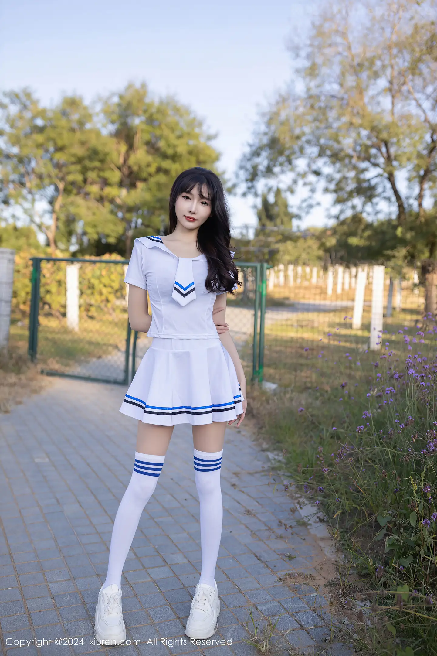 图片[2]-[XiuRen秀人网] VOL.9554 模特陆萱萱学生套装露黑色蕾丝内衣配开档肉丝秀完美身材诱惑写真80P-秀人网官方网站